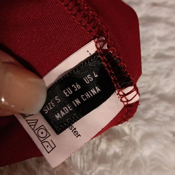 Zippered V-neck Cropped Halter Top - Picture 6 of 8